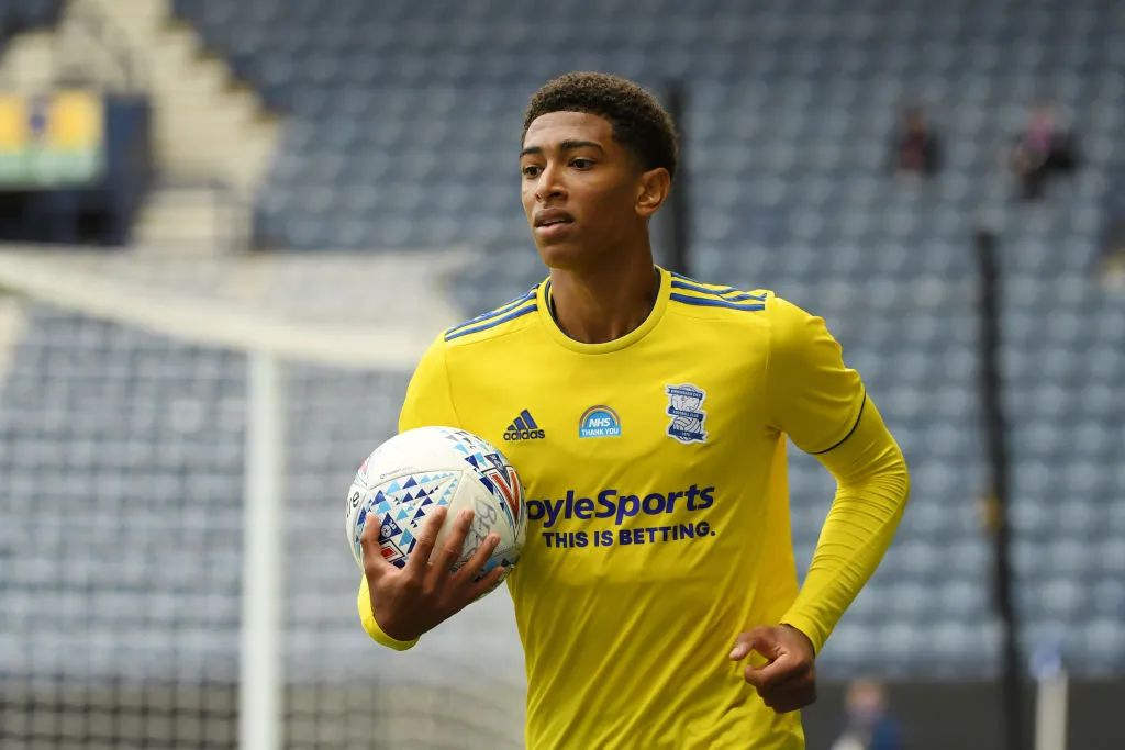 球员任意球助攻被评为赛季最佳配合