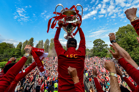 西媒：维尼修斯等核心对阿隆索不满，教练与更衣室发生冷战（西媒曝：维尼修斯等核心不满阿隆索，主帅与更衣室关系陷入冷战）