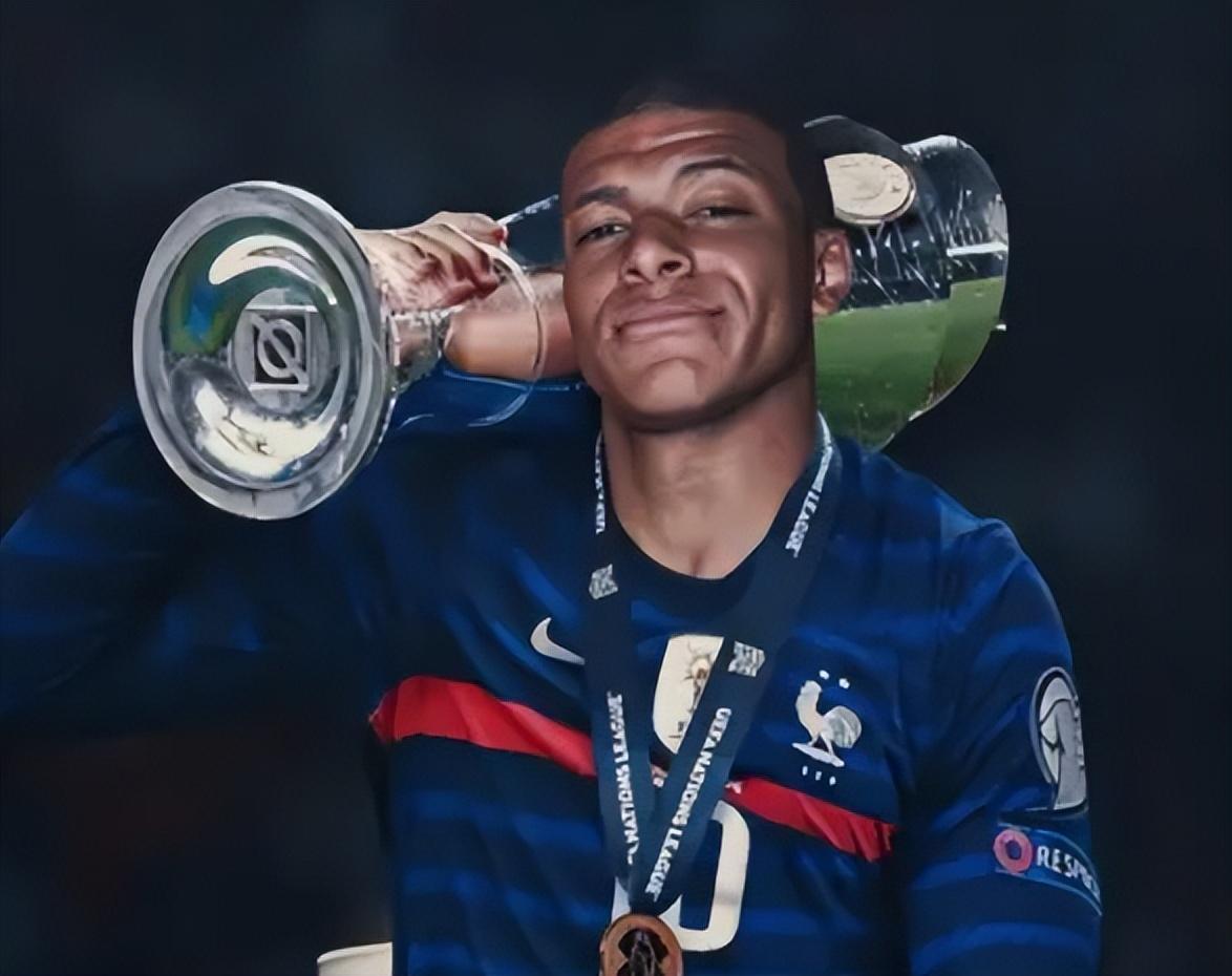 本世纪德甲戴帽数前10：莱万384场16次第1，凯恩76场10次第3（德甲本世纪帽子戏法前十：莱万384战16次领跑，凯恩76战10次位列第三）