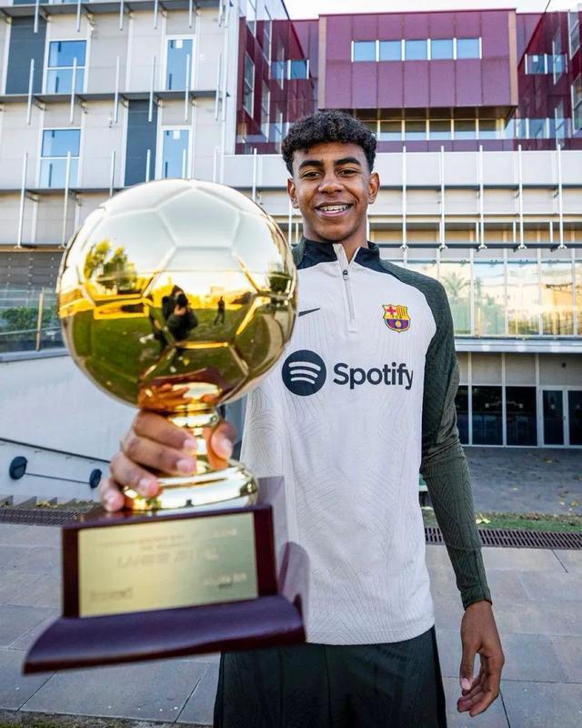 德国U21主帅：卡尔是多面手，希望他把在拜仁的表现带到国家队（德国U21主帅盛赞卡尔多面手 盼其将拜仁状态带入国家队）