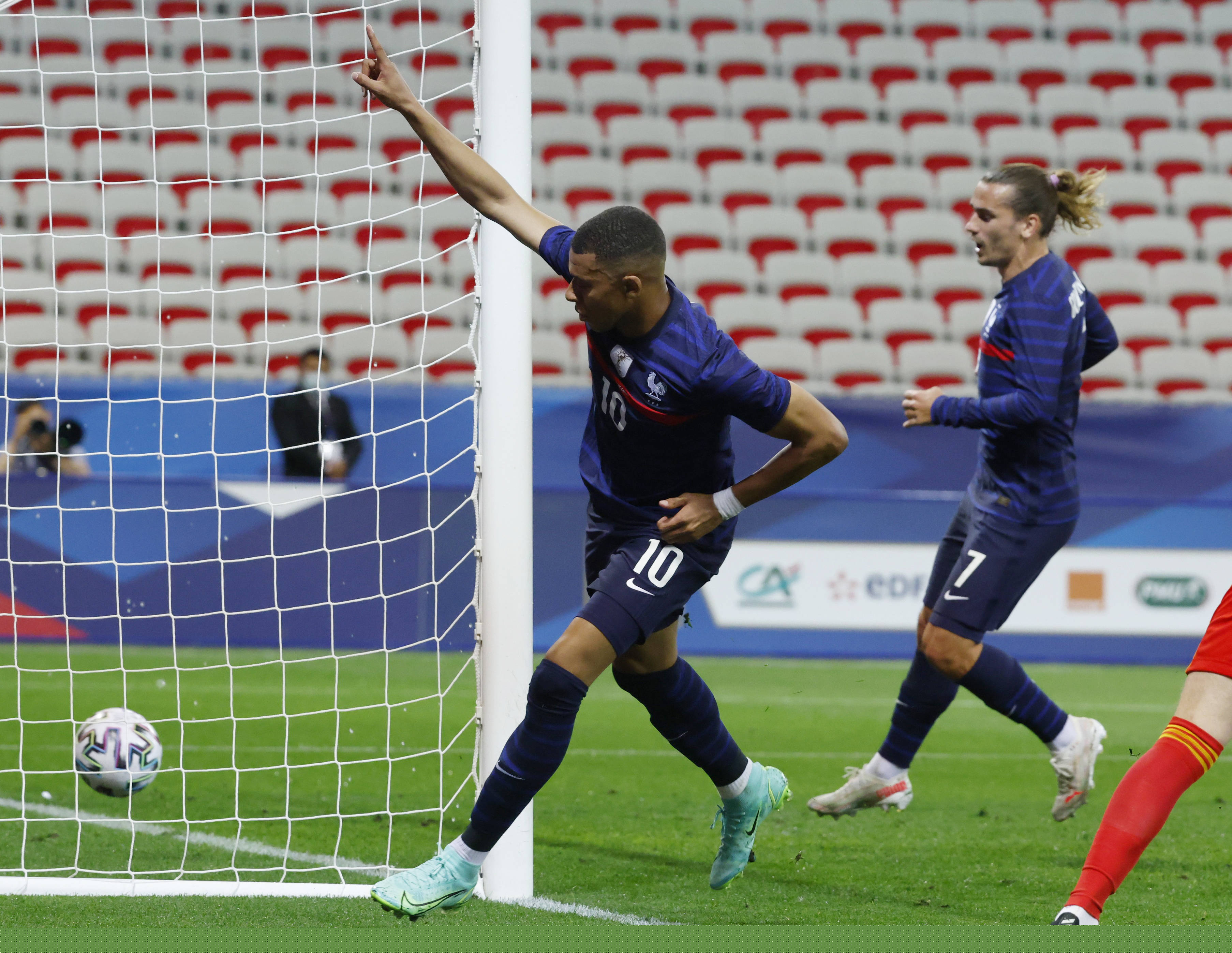 米体：弗拉霍维奇和加蒂今天分别在伦敦和里昂接受手术（米体：弗拉霍维奇与加蒂今日分别在伦敦与里昂完成手术）