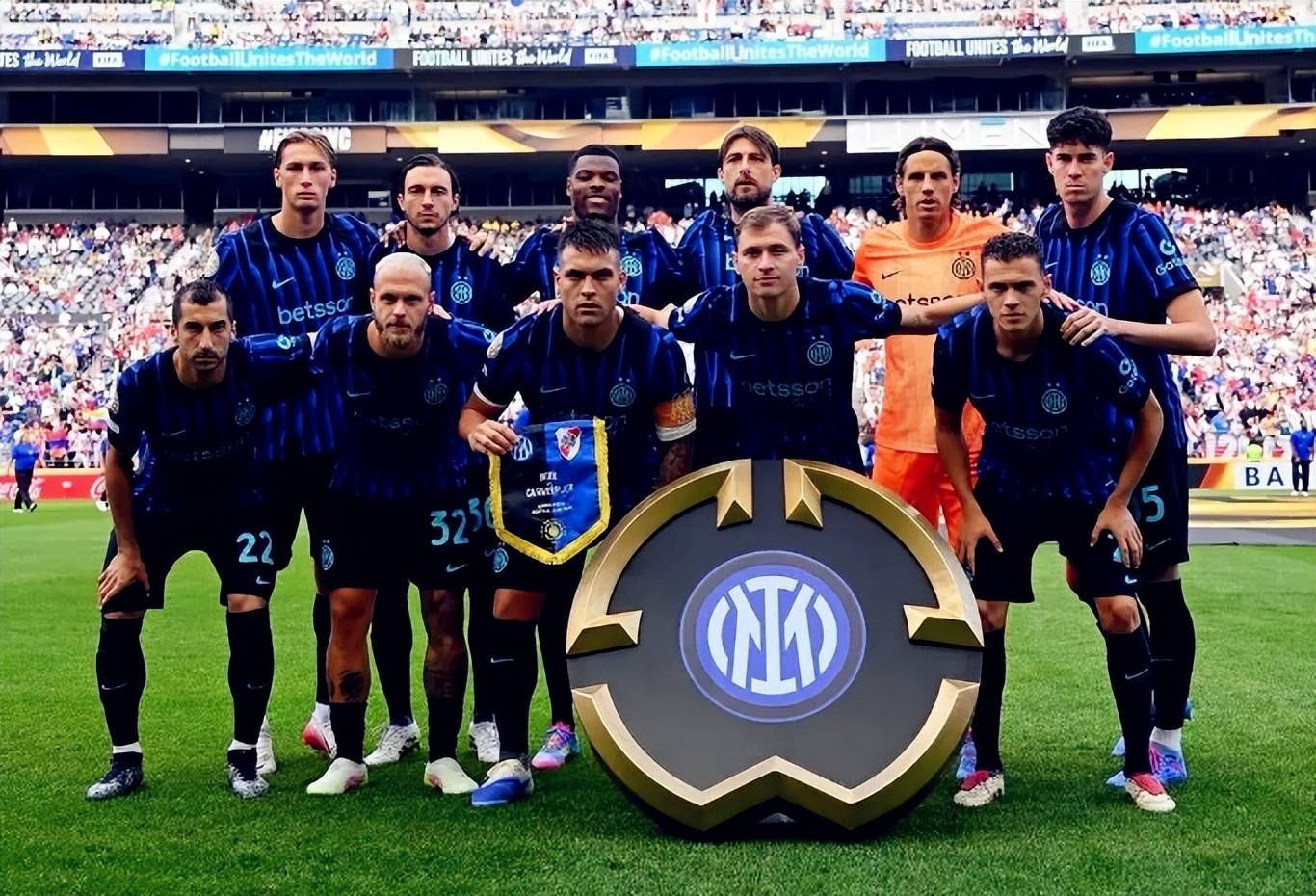 香港球迷：哲凯赖什登场令人激动！（香港球迷：哲凯赖什出场瞬间点燃全场）