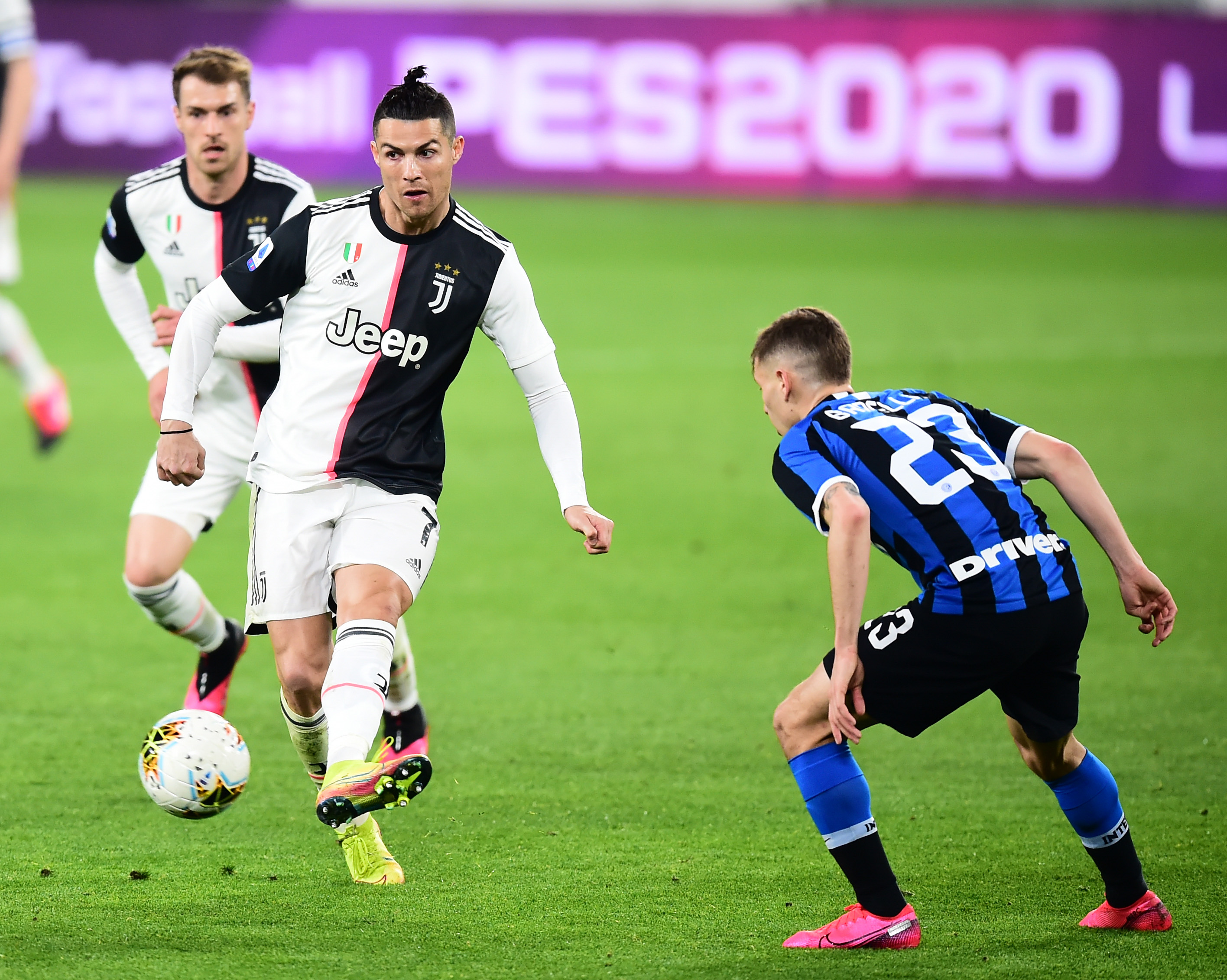 亨利：巴萨防线太差；阿森纳不丢球而拜仁总是进球（亨利：巴萨后防堪忧；阿森纳频频零封，拜仁持续破门）