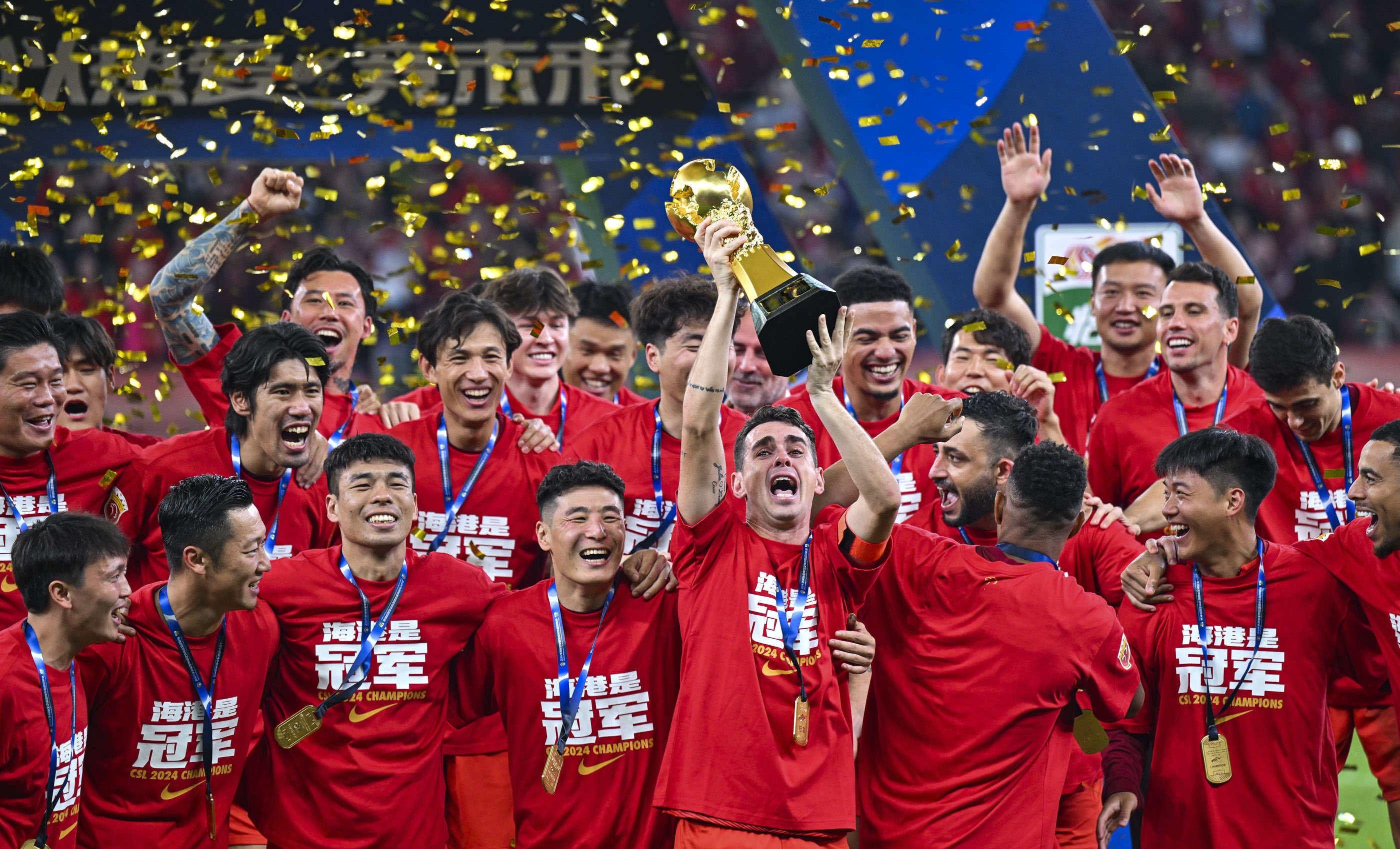 跋涉近18小时，15岁小球迷在球场外山上直播解说解放者杯决赛（15岁球迷徒步近18小时登上球场外山头，直播解说解放者杯决赛）