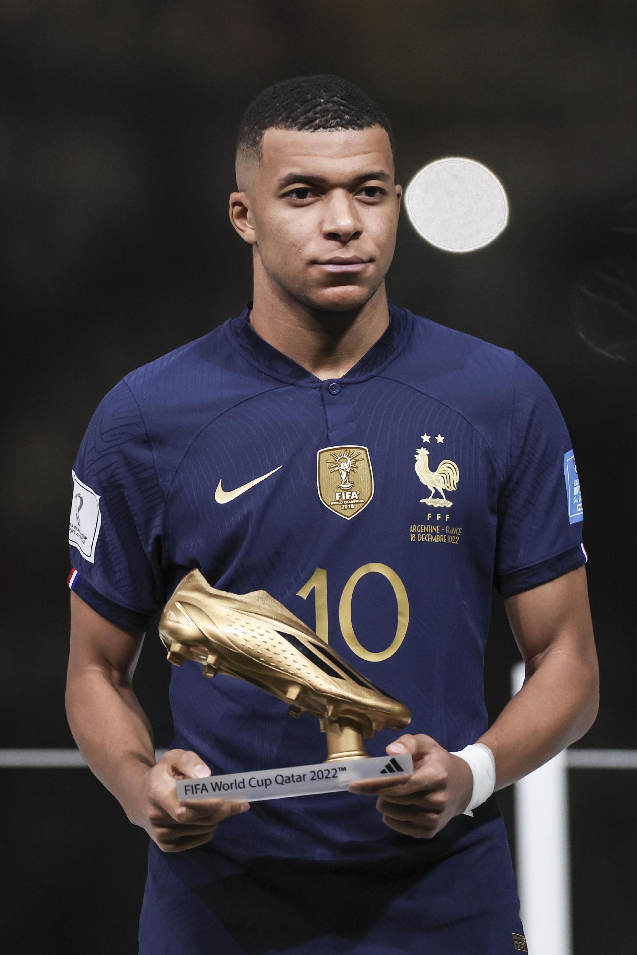 队报：法国队世界杯26人大名单已经确定16人，竞争很激烈（队报：法国队世界杯26人名单已锁定16席，名额之争白热化）