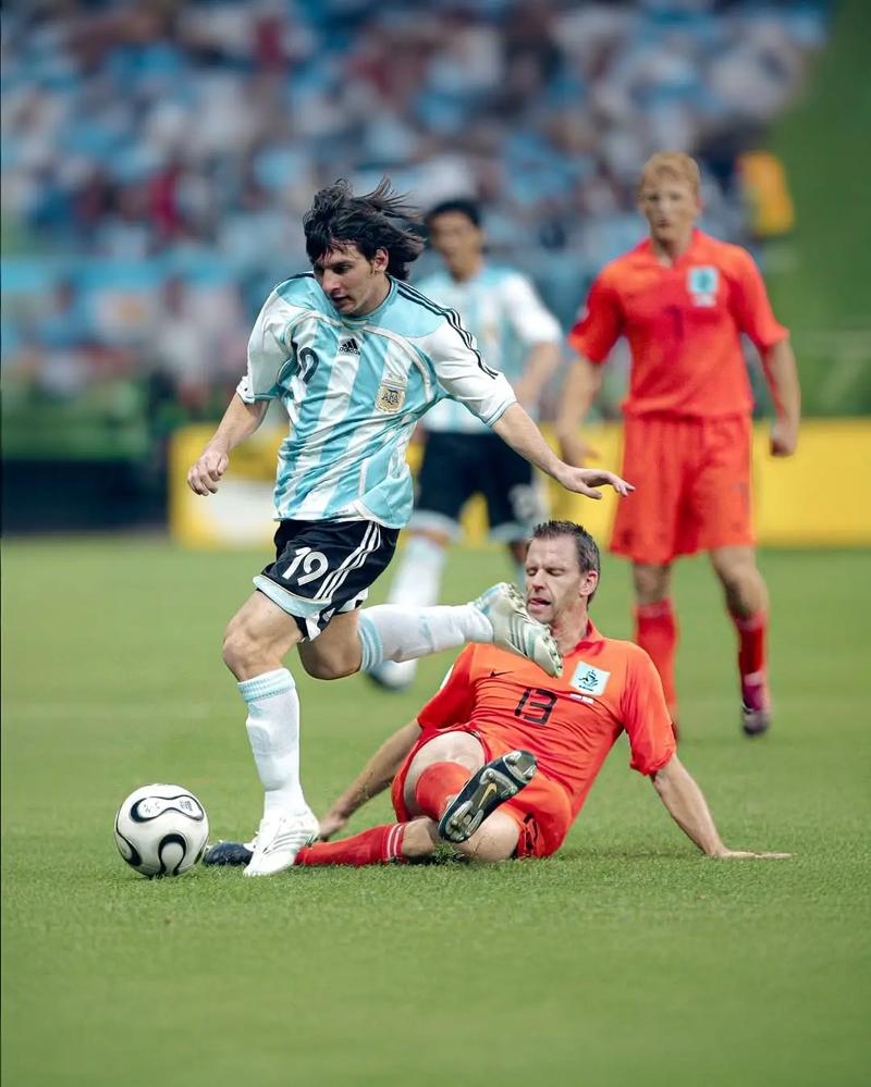 荷兰进攻体系流畅自然（荷兰进攻体系运转自如）