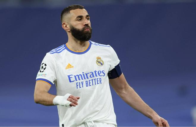 有爱，埃德森用手语向一名聋哑女球童示意：我爱你