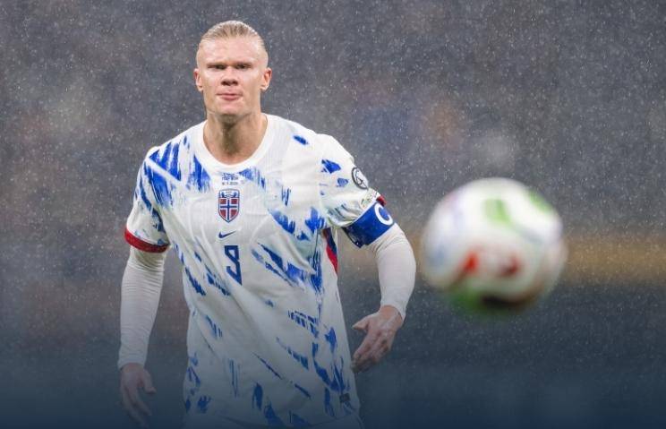 C罗前队友：不喜欢梅西就不喜欢足球！C罗能踢到100岁！（C罗旧友直言：不爱梅西就不爱足球！C罗能踢到百岁！）