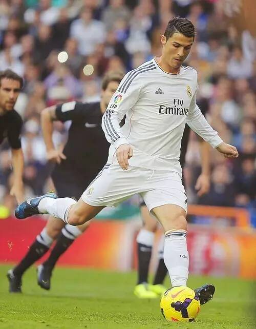 澳超半场：泰勒、罗斯造杀机，喷气机暂0-0悉尼FC（澳超半场战报：泰勒、罗斯频造险情，纽卡斯尔喷气机暂0-0悉尼FC）