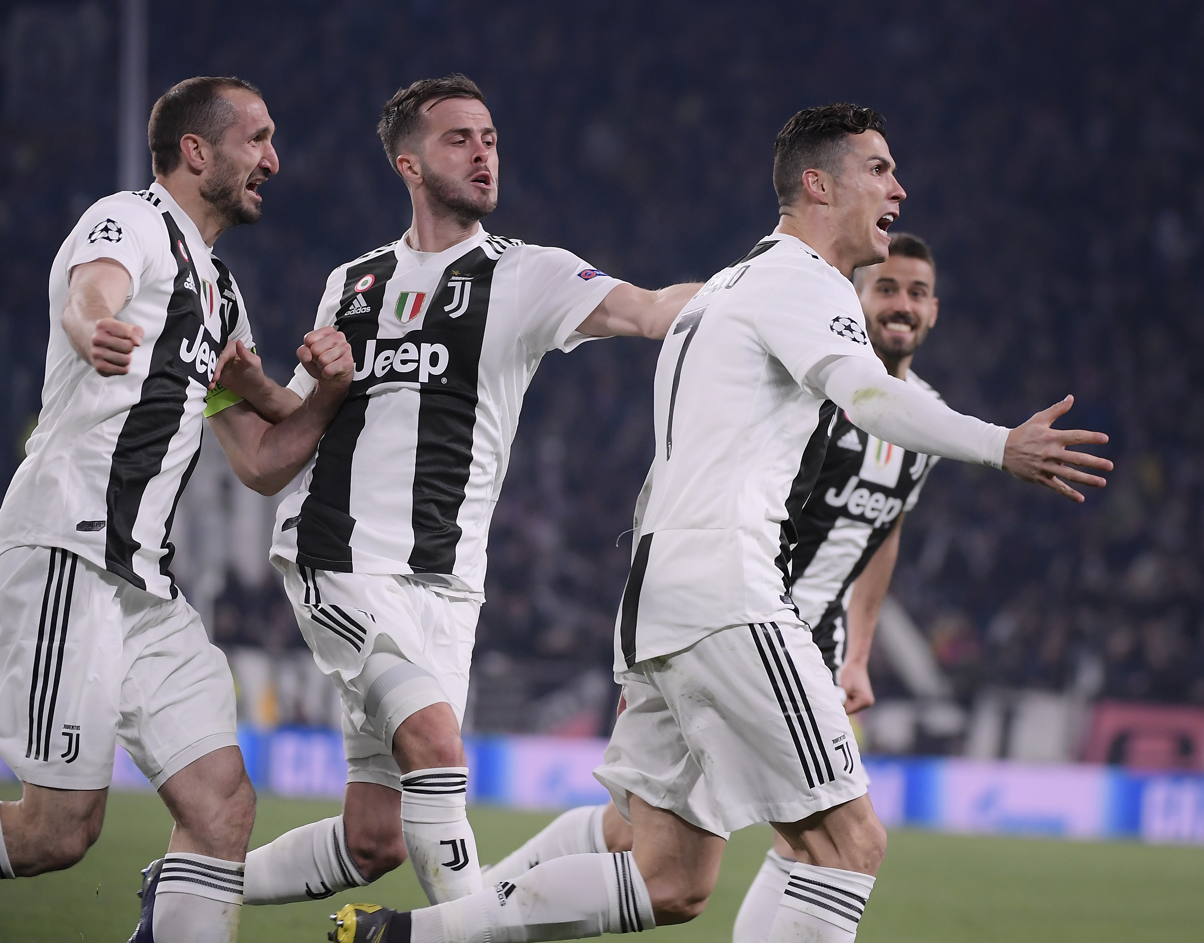 补强锋线，TA：维拉正在探讨引进格雷米奥前锋阿利松的交易（维拉为补强锋线，正与格雷米奥商谈阿利松转会）