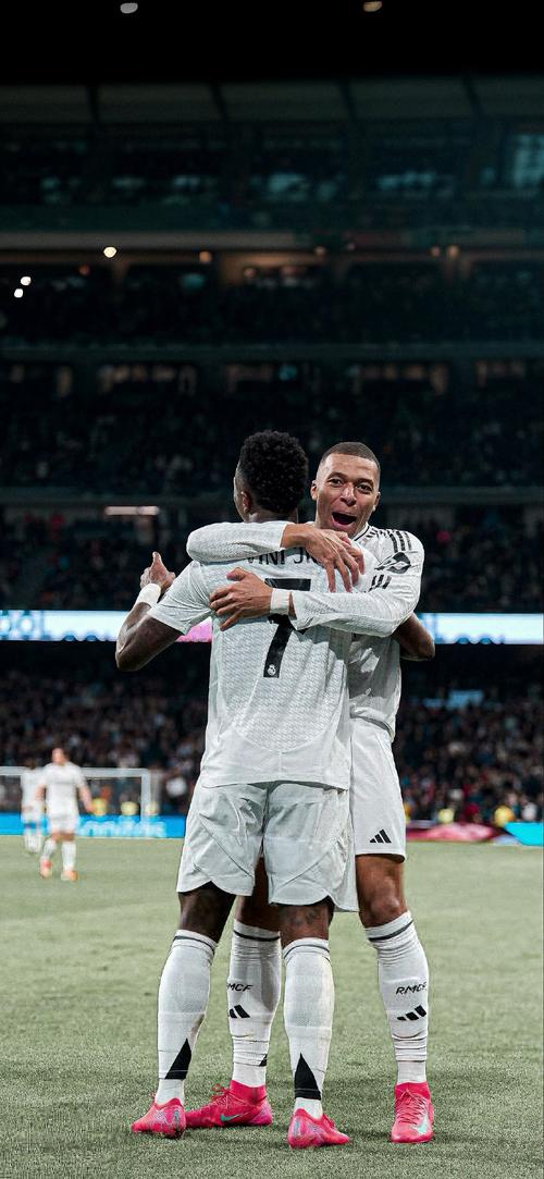 逆天操作！前西汉姆球员社媒炫耀贩毒，被判入狱三年（前西汉姆球员在社媒炫耀贩毒，获刑三年）