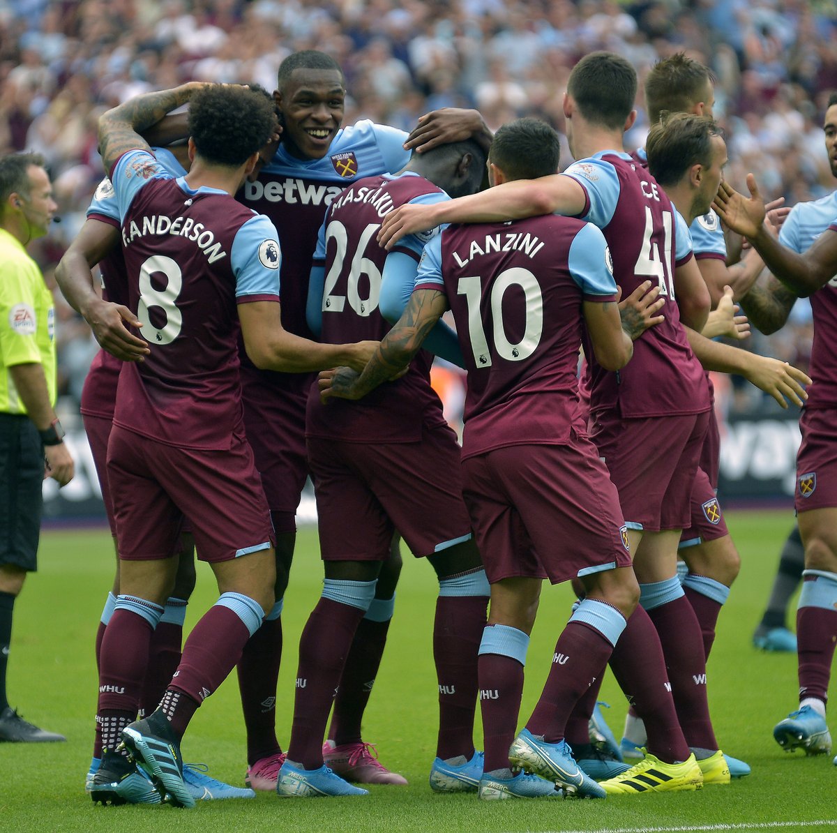 4场贡献3球3助，亚马尔当选西甲11月最佳球员（亚马尔4场斩获3球3助，加冕西甲11月最佳球员）