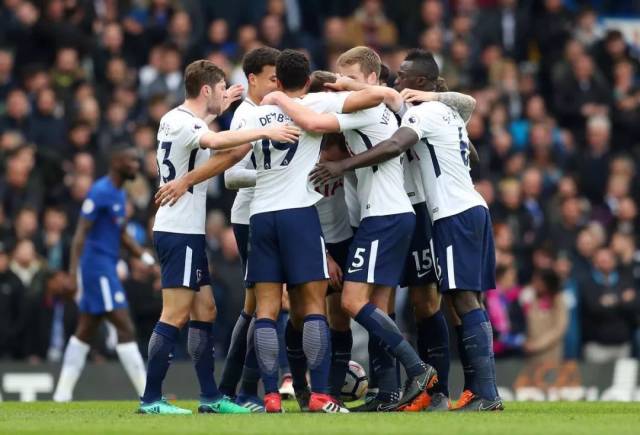 佩莱格里尼：塞维利亚落后时球迷往球场投掷杂物，这样不对（佩莱格里尼批评塞维利亚球迷落后时向场内投掷杂物：不可取）